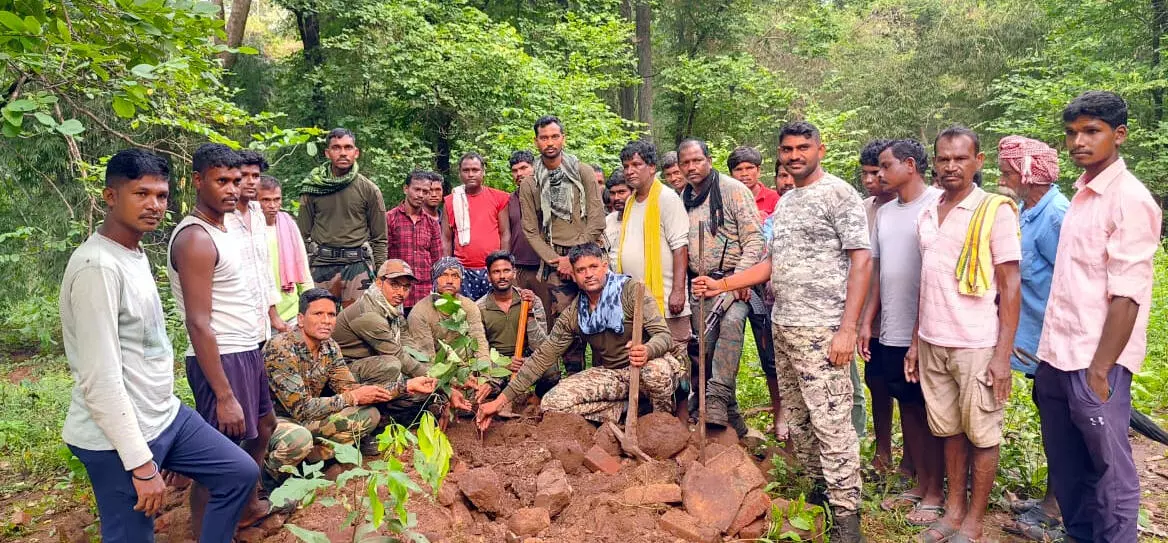 गडचिरोली में सुरक्षाबलों ने नक्सली स्मारक को किया ध्वस्त गडचिरोली में सुरक्षाबलों ने नक्सली स्मारक को किया ध्वस्त