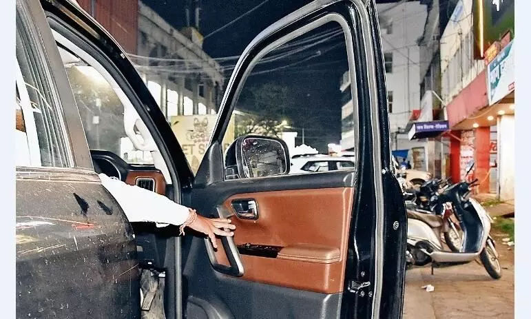 कार का दरवाजा खोलें लेकिन मिरर पर भी रहे नजर कार का दरवाजा खोलें लेकिन मिरर पर भी रहे नजर