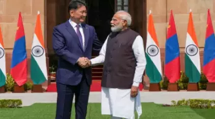 मंगोलियाई राष्ट्रपति खुरेलसुख उखना ने पीएम मोदी से की मुलाकात, द्विपक्षीय संबंंधों पर की चर्चा मंगोलियाई राष्ट्रपति खुरेलसुख उखना ने पीएम मोदी से की मुलाकात, द्विपक्षीय संबंंधों पर की चर्चा
