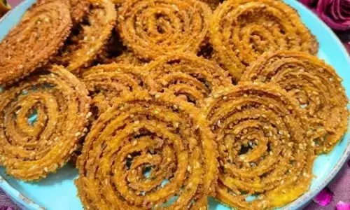 अब बाजार जैसी कुरकुरी चकली बनाना बेहद आसान, फॉलो करें ये रेसिपी अब बाजार जैसी कुरकुरी चकली बनाना बेहद आसान, फॉलो करें ये रेसिपी