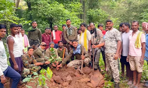 गडचिरोली में सुरक्षाबलों ने नक्सली स्मारक को किया ध्वस्त गडचिरोली में सुरक्षाबलों ने नक्सली स्मारक को किया ध्वस्त
