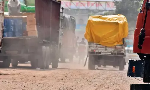 हद है...तीन साल में भी नहीं बन पाई ट्रांसपोर्ट नगर की 500 मीटर की सड़क हद है...तीन साल में भी नहीं बन पाई ट्रांसपोर्ट नगर की 500 मीटर की सड़क