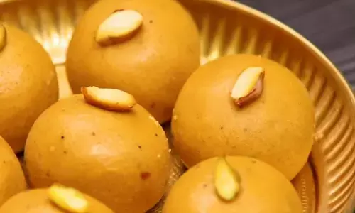 दिवाली पर अपनों का कराएं खास तरह से मुंह मीठा, घर पर ही बनाएं मार्केट जैसे बेसन के लड्डू दिवाली पर अपनों का कराएं खास तरह से मुंह मीठा, घर पर ही बनाएं मार्केट जैसे बेसन के लड्डू