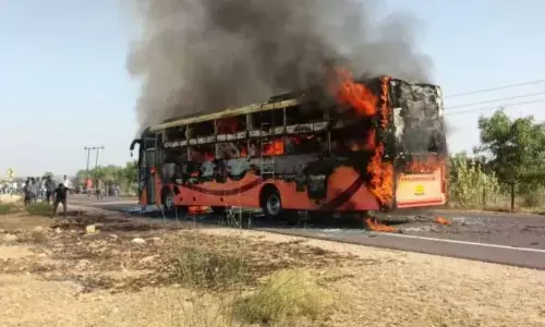 जैसलमेर जाने वाली बस में आग लगने से जिंदा जले लोग, 20 की मौत, DNA सैंपल से होगी शवों की पहचान जैसलमेर जाने वाली बस में आग लगने से जिंदा जले लोग, 20 की मौत, DNA सैंपल से होगी शवों की पहचान