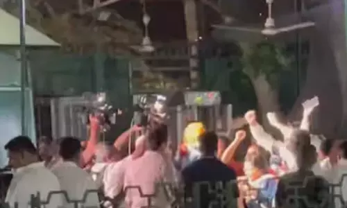 CEC की बैठक के बाद कांग्रेस मुख्यालय के बाहर महिला कार्यकर्ताओं का हंगामा, राहुल गांधी से टिकट न मिलने को लेकर जताई नाराजागी