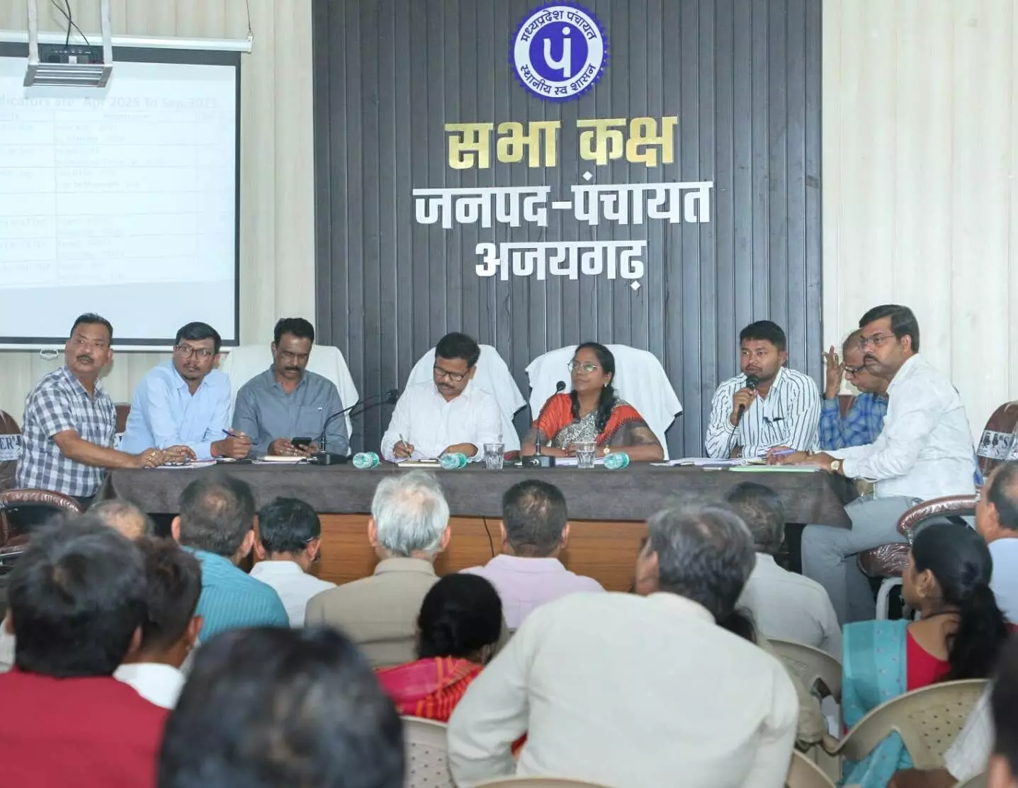 कलेक्टर ने आकांक्षी विकासखण्ड अजयगढ़ में ली अधिकारियों की बैठक, गौशालाओं को स्वावलंबी बनाने के दिए निर्देश कलेक्टर ने आकांक्षी विकासखण्ड अजयगढ़ में ली अधिकारियों की बैठक, गौशालाओं को स्वावलंबी बनाने के दिए निर्देश