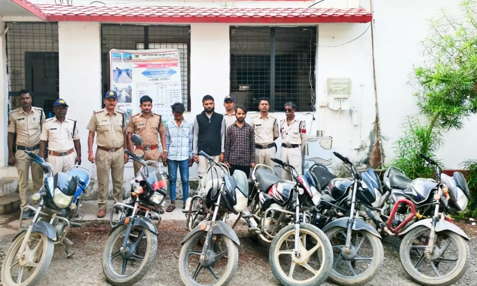बाइक चोर गिरोह का पर्दाफाश, 3 गिरफ्तार, 3.80 लाख की 6 मोटरसाइकिल बरामद बाइक चोर गिरोह का पर्दाफाश, 3 गिरफ्तार, 3.80 लाख की 6 मोटरसाइकिल बरामद