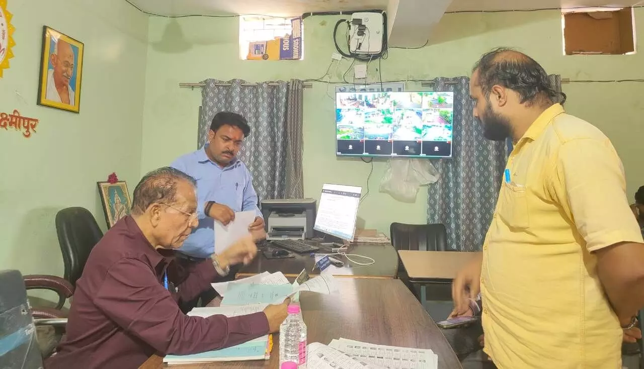 प्रेक्षक ने दावा आपत्ति केन्द्रों का किया निरीक्षण प्रेक्षक ने दावा आपत्ति केन्द्रों का किया निरीक्षण