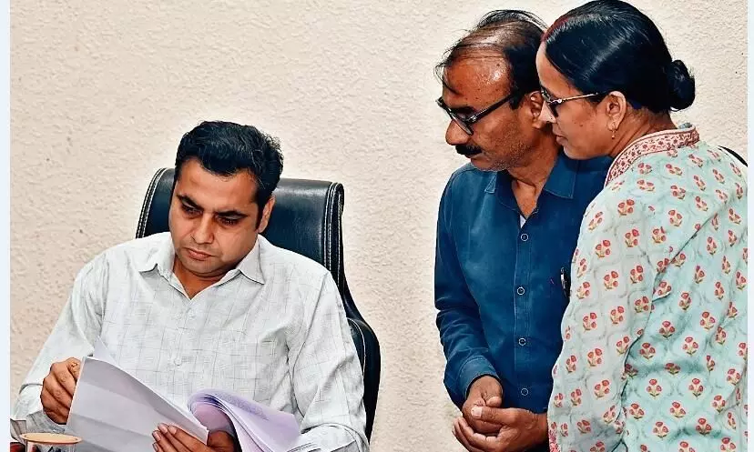 पेड़ की जड़ों से मकान हो रहे क्षतिग्रस्त पेड़ की जड़ों से मकान हो रहे क्षतिग्रस्त