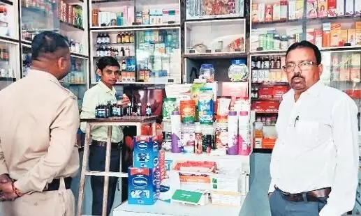 टीम के पहुंचते ही बंद हो गईं दवा दुकानें टीम के पहुंचते ही बंद हो गईं दवा दुकानें