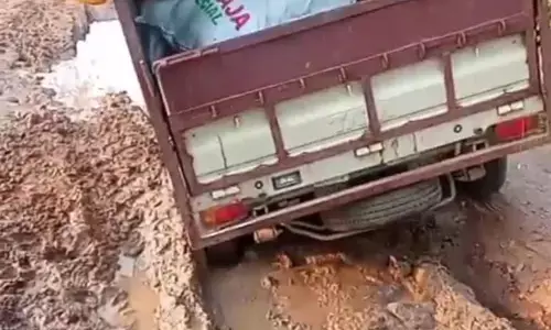 कीचड़ में तब्दील कुंडा गांव का मुख्य मार्ग, वाहन फंसने से ग्रामीण परेशान कीचड़ में तब्दील कुंडा गांव का मुख्य मार्ग, वाहन फंसने से ग्रामीण परेशान