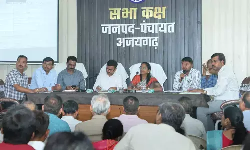 कलेक्टर ने आकांक्षी विकासखण्ड अजयगढ़ में ली अधिकारियों की बैठक, गौशालाओं को स्वावलंबी बनाने के दिए निर्देश कलेक्टर ने आकांक्षी विकासखण्ड अजयगढ़ में ली अधिकारियों की बैठक, गौशालाओं को स्वावलंबी बनाने के दिए निर्देश