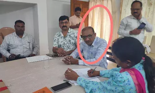 झिरपा सहकारी समिति प्रबंधक 59 हजार की रिश्वत लेते रंगे हाथों गिरफ्तार झिरपा सहकारी समिति प्रबंधक 59 हजार की रिश्वत लेते रंगे हाथों गिरफ्तार