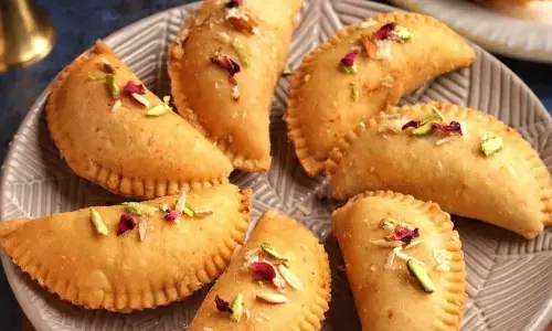 इस दिवाली बनाएं कुछ स्पेशल, एक बार ये रेसिपी करेंगे ट्राई तो कभी नहीं फटेगी गुजिया इस दिवाली बनाएं कुछ स्पेशल, एक बार ये रेसिपी करेंगे ट्राई तो कभी नहीं फटेगी गुजिया