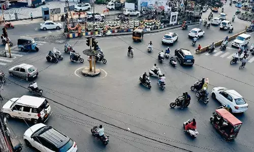 जहां सिग्नल बंद वहां तो अराजकता है ही, जहां चालू हैं वहां भी मनमानी जहां सिग्नल बंद वहां तो अराजकता है ही, जहां चालू हैं वहां भी मनमानी
