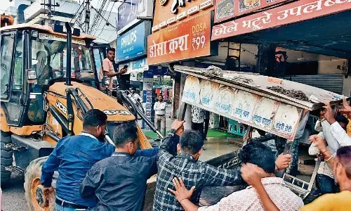 सिविक सेंटर के चारों तरफ हटाए अवैध कब्जे, ठेले-टपरे किए जब्त सिविक सेंटर के चारों तरफ हटाए अवैध कब्जे, ठेले-टपरे किए जब्त