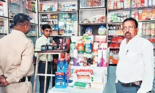 टीम के पहुंचते ही बंद हो गईं दवा दुकानें टीम के पहुंचते ही बंद हो गईं दवा दुकानें