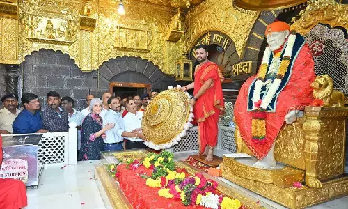 शुद्ध सोने की परत चढ़ी तांबे की छतरी सहित 23 लाख रुपए का चेक अर्पित, साईं चरणों में बड़ा दान शुद्ध सोने की परत चढ़ी तांबे की छतरी सहित 23 लाख रुपए का चेक अर्पित, साईं चरणों में बड़ा दान