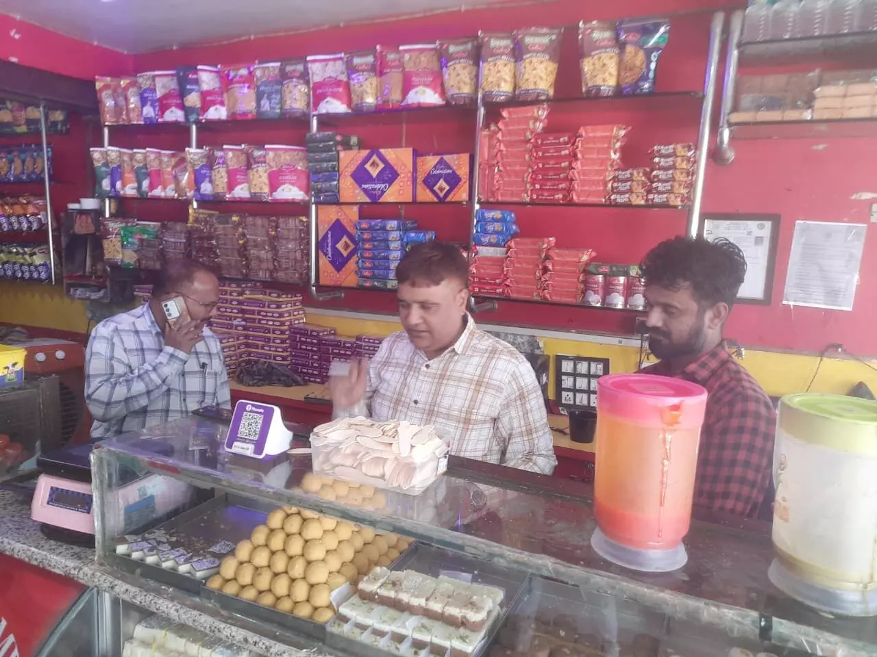 खाद्य प्रतिष्ठानों पर सैम्पलिंग की कार्यवाही जारी खाद्य प्रतिष्ठानों पर सैम्पलिंग की कार्यवाही जारी