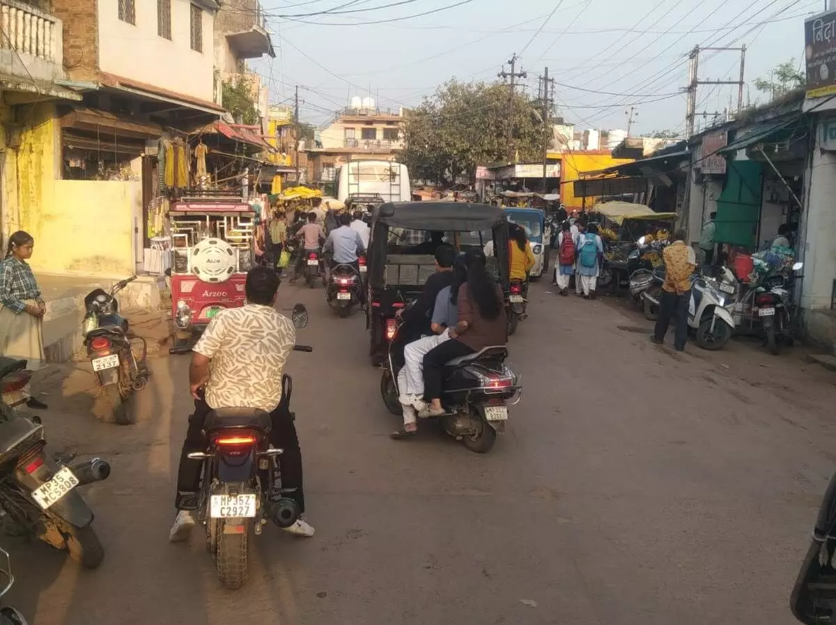 गल्ला मण्डी के सामने दिनभर लगता है जाम, आम जनता परेशान गल्ला मण्डी के सामने दिनभर लगता है जाम, आम जनता परेशान