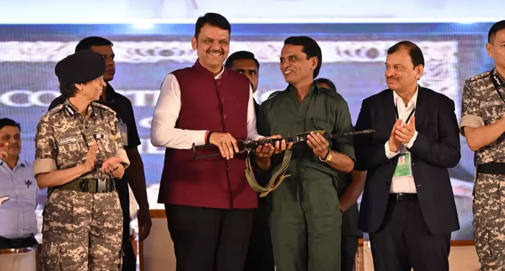 संविधान के साथ करें नवजीवन की शुरुआत - फडणवीस संविधान के साथ करें नवजीवन की शुरुआत - फडणवीस
