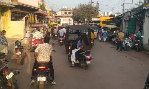 गल्ला मण्डी के सामने दिनभर लगता है जाम, आम जनता परेशान गल्ला मण्डी के सामने दिनभर लगता है जाम, आम जनता परेशान