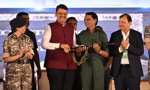 संविधान के साथ करें नवजीवन की शुरुआत - फडणवीस संविधान के साथ करें नवजीवन की शुरुआत - फडणवीस
