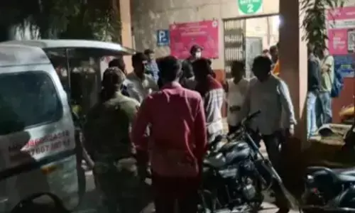 अंतिम संस्कार के लिए जा रही भीड़ में घुसा वाहन, कंटेनर से टकराने के बाद हुआ हादसा अंतिम संस्कार के लिए जा रही भीड़ में घुसा वाहन, कंटेनर से टकराने के बाद हुआ हादसा