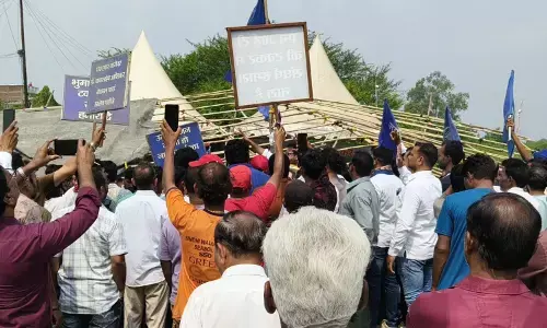 उपराजधानी की सड़कों पर 2 बड़े प्रदर्शन, एक दिन पहले ही पूर्व नागपुर में बनी थी तनाव की स्थिति उपराजधानी की सड़कों पर 2 बड़े प्रदर्शन, एक दिन पहले ही पूर्व नागपुर में बनी थी तनाव की स्थिति