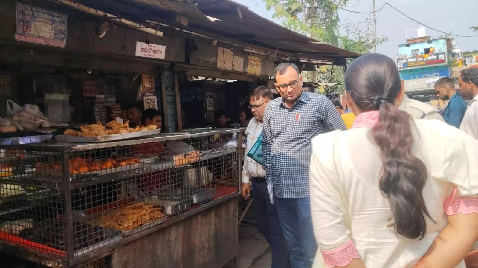 खाद्य प्रतिष्ठानों पर कार्रवाई, सैम्पल भरने के साथ जप्त किये गये घरेलू गैस सिलेण्डर खाद्य प्रतिष्ठानों पर कार्रवाई, सैम्पल भरने के साथ जप्त किये गये घरेलू गैस सिलेण्डर