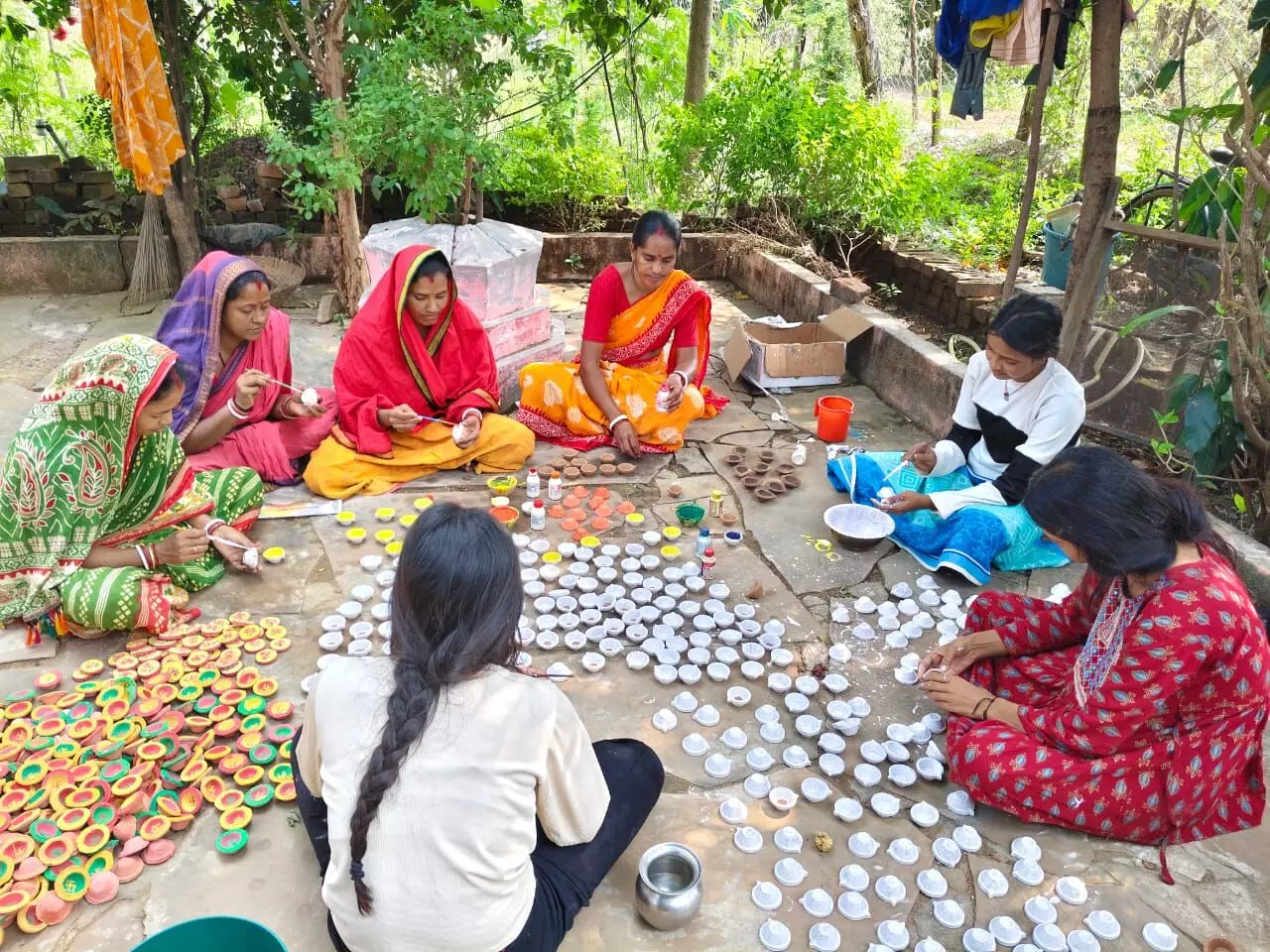 दीपावली पर्व पर स्वसहायता समूह की महिलाएं बना रहीं हैं गोबर एवं मिट्टी के दीपक व अन्य सामग्री दीपावली पर्व पर स्वसहायता समूह की महिलाएं बना रहीं हैं गोबर एवं मिट्टी के दीपक व अन्य सामग्री