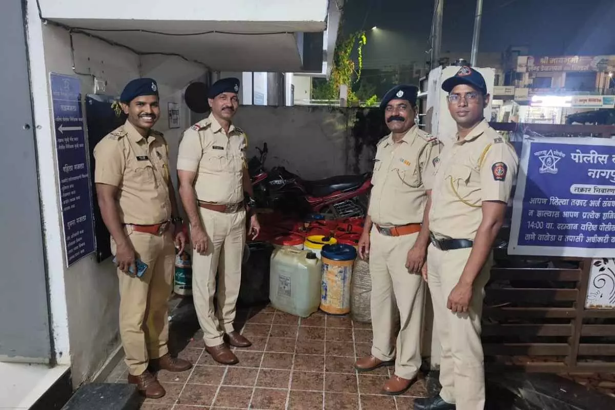 दर्जन भर कैनों में जमा कर रखा गया था 395 लीटर डीजल दर्जन भर कैनों में जमा कर रखा गया था 395 लीटर डीजल