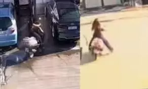 स्कूटी चलाती हुई महिला ने उड़ाई अपनी गाड़ी, कार पर कर दी सेफ लैंडिंग, वीडियो हो रहा वायरल स्कूटी चलाती हुई महिला ने उड़ाई अपनी गाड़ी, कार पर कर दी सेफ लैंडिंग, वीडियो हो रहा वायरल