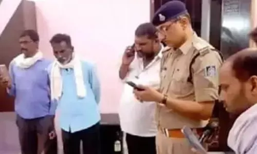 होटल के कमरे से युवक का शव मिलने से सनसनी, सट्टा कारोबार से जुड़ा था मृतक, कमरे से मिला सल्फास पैकेट होटल के कमरे से युवक का शव मिलने से सनसनी, सट्टा कारोबार से जुड़ा था मृतक, कमरे से मिला सल्फास पैकेट