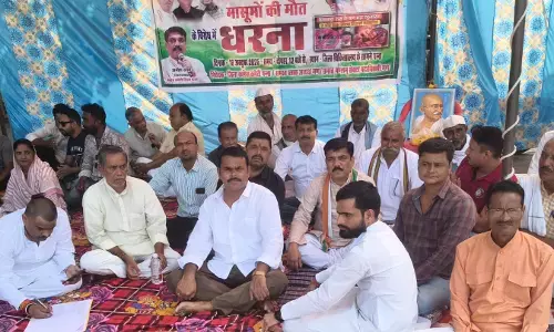 छिंदवाड़ा में कफ सिरप पीने से दो दर्जन बच्चों की मौत का मामला, कांग्रेस पार्टी ने जिला चिकित्सालय के सामने दिया धरना छिंदवाड़ा में कफ सिरप पीने से दो दर्जन बच्चों की मौत का मामला, कांग्रेस पार्टी ने जिला चिकित्सालय के सामने दिया धरना