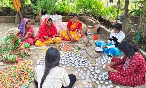 दीपावली पर्व पर स्वसहायता समूह की महिलाएं बना रहीं हैं गोबर एवं मिट्टी के दीपक व अन्य सामग्री दीपावली पर्व पर स्वसहायता समूह की महिलाएं बना रहीं हैं गोबर एवं मिट्टी के दीपक व अन्य सामग्री