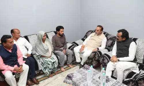 पीडि़त परिवारों से मिले प्रभारी मंत्री कहा- विस्तृत जांच रिपोर्ट आने पर कार्रवाई का दायरा बढ़ सकता है पीडि़त परिवारों से मिले प्रभारी मंत्री कहा- विस्तृत जांच रिपोर्ट आने पर कार्रवाई का दायरा बढ़ सकता है