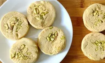मिटनों में बनाएं बाजार जैसी स्वादिष्ट सोन पापड़ी, दिवाली का मजा हो जाएगा दुगना मिटनों में बनाएं बाजार जैसी स्वादिष्ट सोन पापड़ी, दिवाली का मजा हो जाएगा दुगना