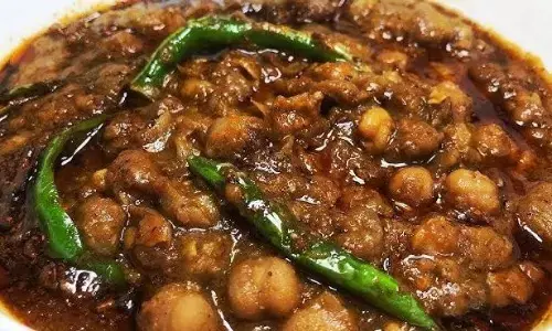 इस दिवाली मेहमानों को करना है इंप्रेस? तो पिंडी छोले की इस शानदार रेसिपी को जरूर करें ट्राई इस दिवाली मेहमानों को करना है इंप्रेस? तो पिंडी छोले की इस शानदार रेसिपी को जरूर करें ट्राई
