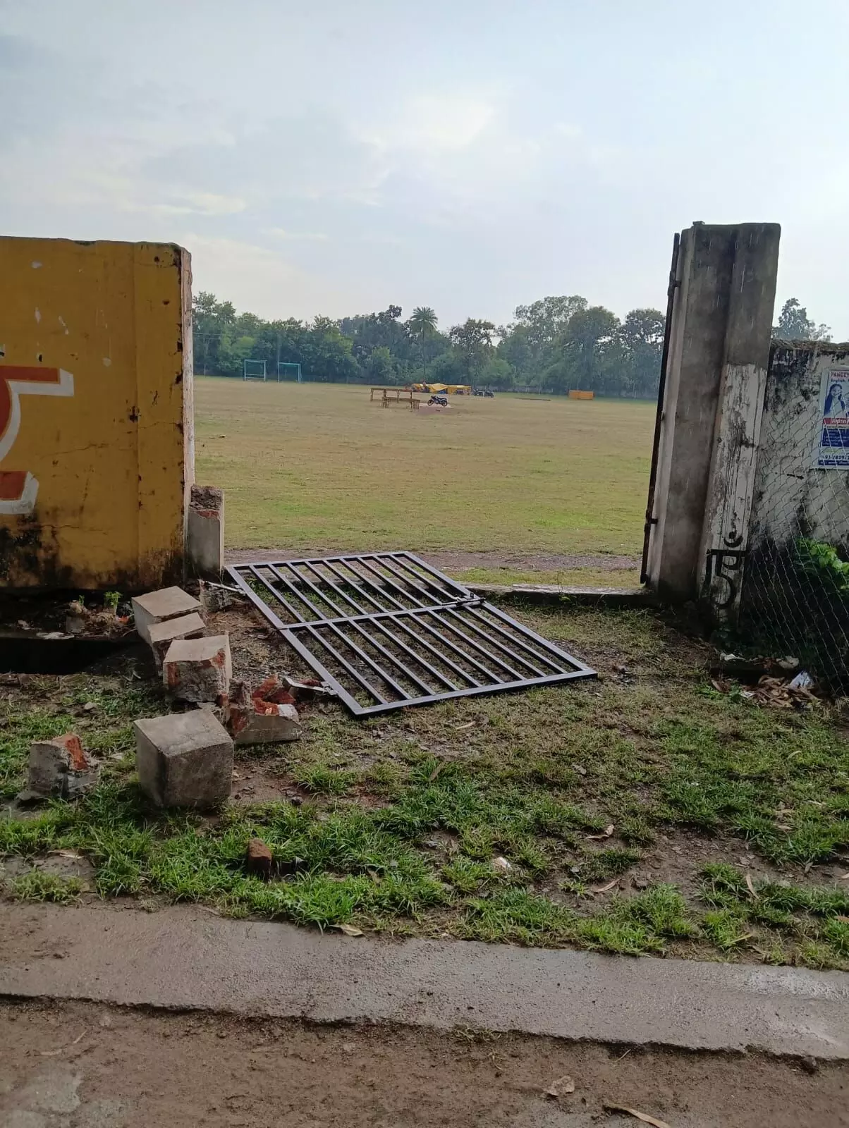 पालीटेक्निक ग्राउण्ड के टूटे गेट ने बढाई सुरक्षा की चिंता पालीटेक्निक ग्राउण्ड के टूटे गेट ने बढाई सुरक्षा की चिंता