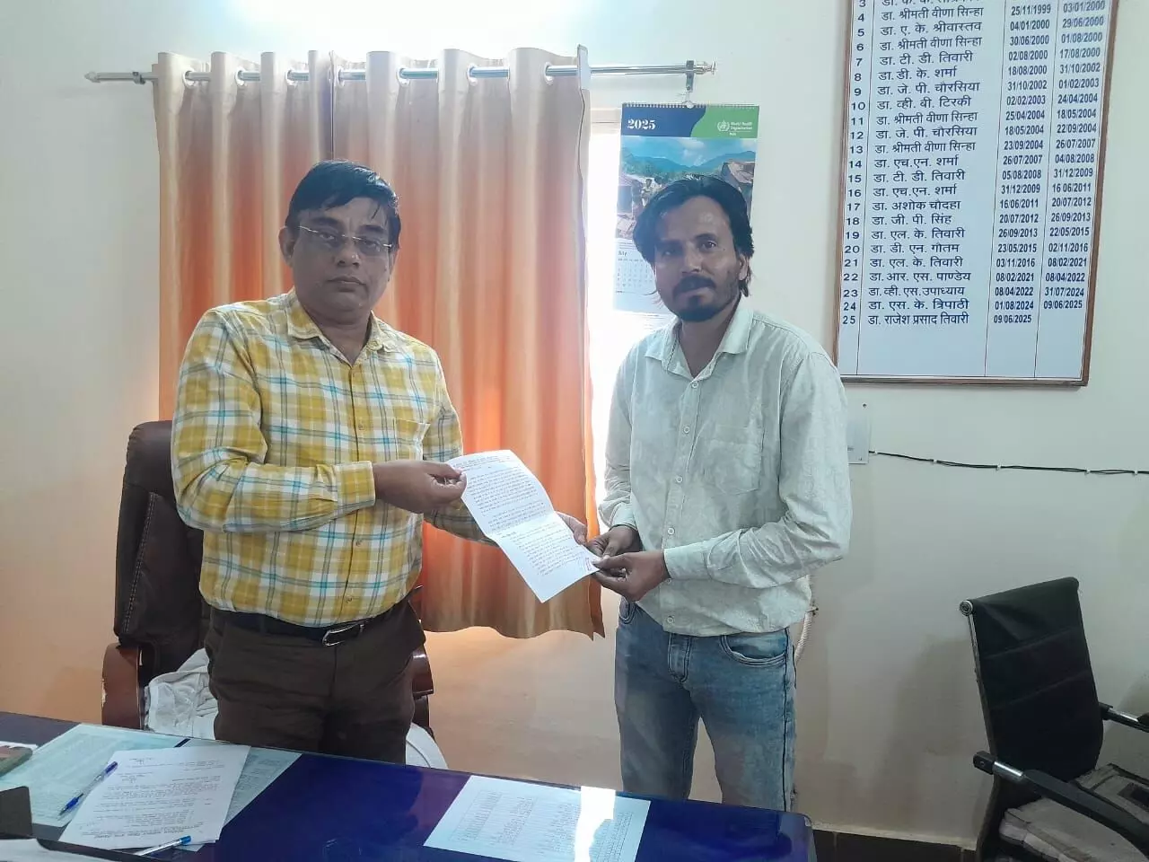 स्वास्थ्य विभाग के दिवंगत कर्मचारी के आश्रित को सीएमएचओ ने सौंपा नियुक्ति पत्र स्वास्थ्य विभाग के दिवंगत कर्मचारी के आश्रित को सीएमएचओ ने सौंपा नियुक्ति पत्र