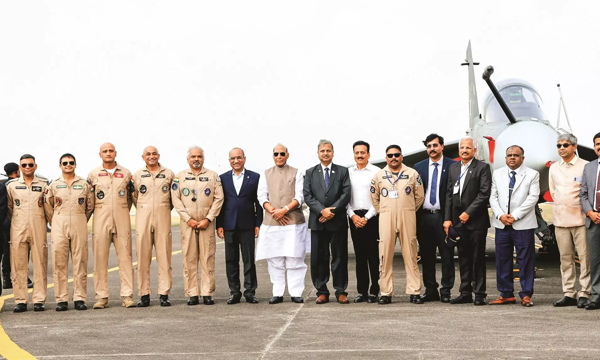 स्वदेशी लड़ाकू विमान तेजस ने नाशिक में भरी पहली उड़ान स्वदेशी लड़ाकू विमान तेजस ने नाशिक में भरी पहली उड़ान