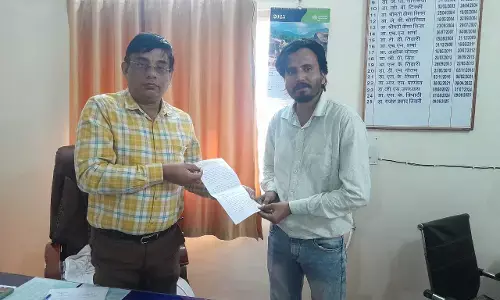 स्वास्थ्य विभाग के दिवंगत कर्मचारी के आश्रित को सीएमएचओ ने सौंपा नियुक्ति पत्र स्वास्थ्य विभाग के दिवंगत कर्मचारी के आश्रित को सीएमएचओ ने सौंपा नियुक्ति पत्र