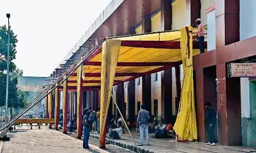 स्टेशन पर बेधड़क प्रवेश नहीं, होल्डिंग एरिया में करना होगा इंतजार स्टेशन पर बेधड़क प्रवेश नहीं, होल्डिंग एरिया में करना होगा इंतजार