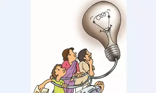 दोपहर में गुल होती है लाइट तो फिर शाम तक नहीं आती दोपहर में गुल होती है लाइट तो फिर शाम तक नहीं आती