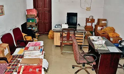 छिंदवाड़ा कांड के बाद जब्त दवाओं के सैंपल रखने की जगह नहीं, एक कमरे में चल रहा औषधि विभाग छिंदवाड़ा कांड के बाद जब्त दवाओं के सैंपल रखने की जगह नहीं, एक कमरे में चल रहा औषधि विभाग