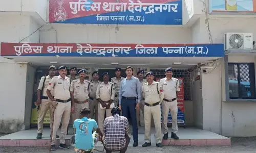 नगर परिषद अध्यक्ष पति पर हुए गोलीकाण्ड का खुलासा, जानलेवा हमला करने वाला आरोपी युवक एवं साजिशकर्ता हुए गिरफ्तार नगर परिषद अध्यक्ष पति पर हुए गोलीकाण्ड का खुलासा, जानलेवा हमला करने वाला आरोपी युवक एवं साजिशकर्ता हुए गिरफ्तार