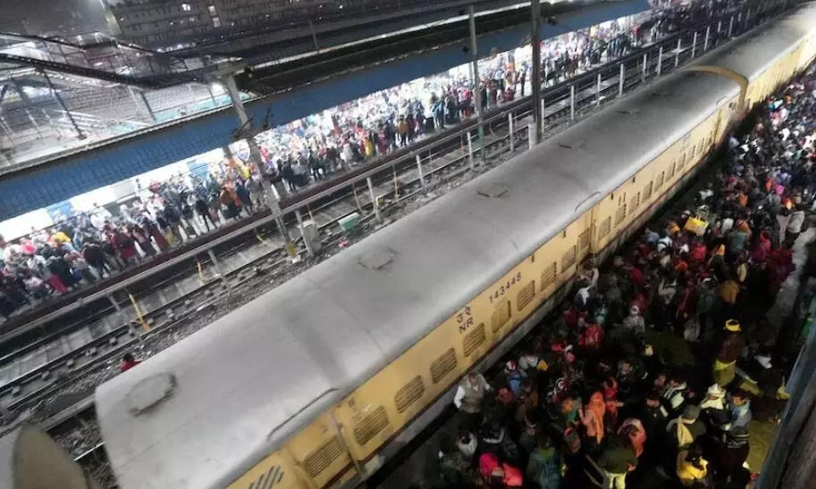 दिवाली-छठ से पहले ही आई बड़ी रेल परेशानी! दिल्ली से लेकर मुंबई तक भारी भीड़, 12 घंटे पहले से लगानी पड़ रही है लाइन दिवाली-छठ से पहले ही आई बड़ी रेल परेशानी! दिल्ली से लेकर मुंबई तक भारी भीड़, 12 घंटे पहले से लगानी पड़ रही है लाइन