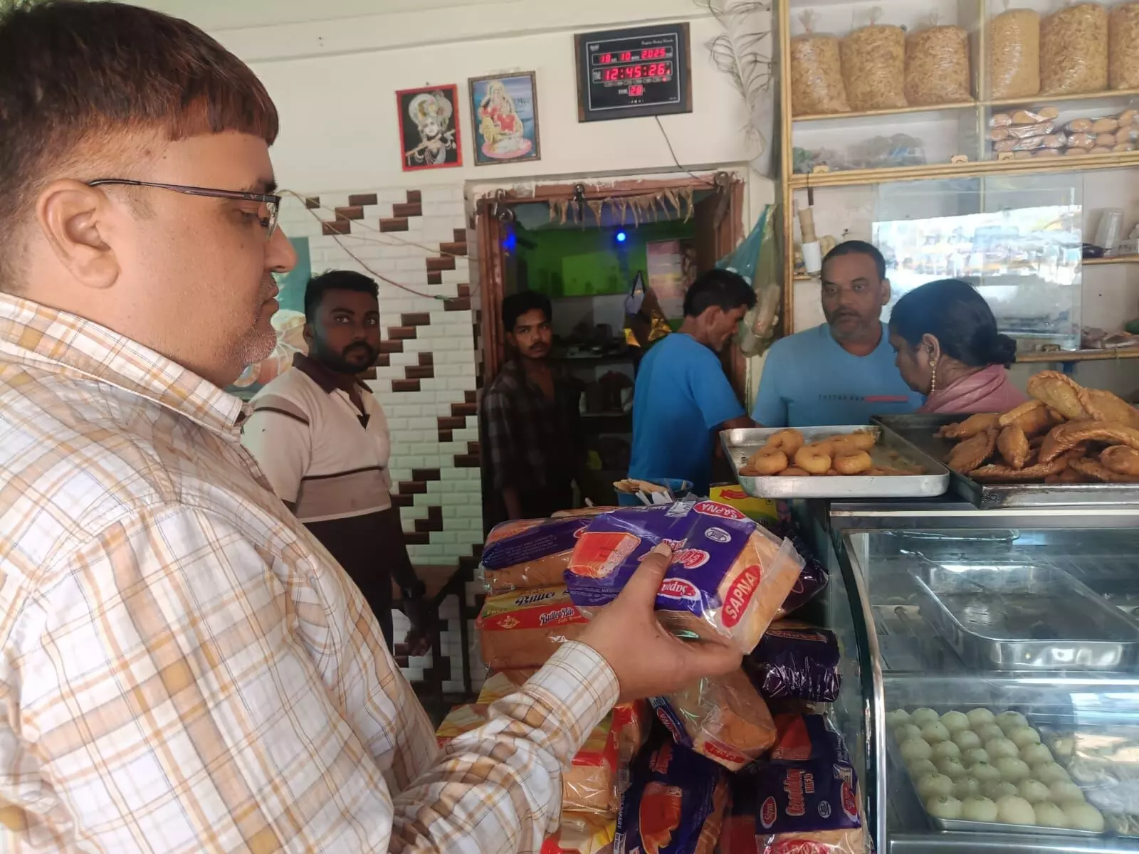 खाद्य प्रतिष्ठानों पर सघन निरीक्षण व सैम्पलिंग की कार्यवाही जारी खाद्य प्रतिष्ठानों पर सघन निरीक्षण व सैम्पलिंग की कार्यवाही जारी