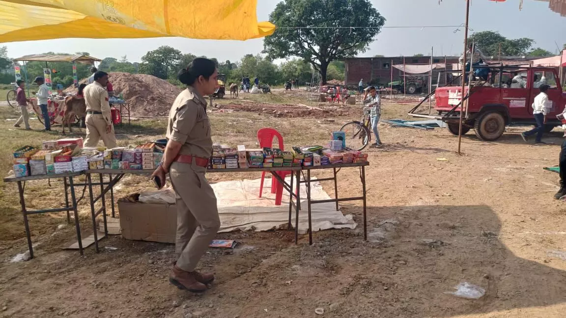 थाना प्रभारी गुनौर ने अवैध आतिशबाजी का विक्रय करने पर की कार्यवाही थाना प्रभारी गुनौर ने अवैध आतिशबाजी का विक्रय करने पर की कार्यवाही